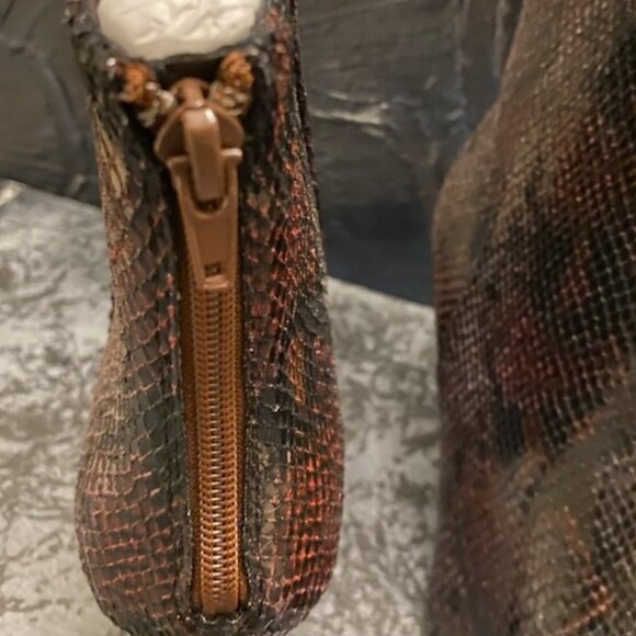 NWT GABRIELLE UNION (SETBACK HEEL BOOTIE)) - Picture 7 of 11